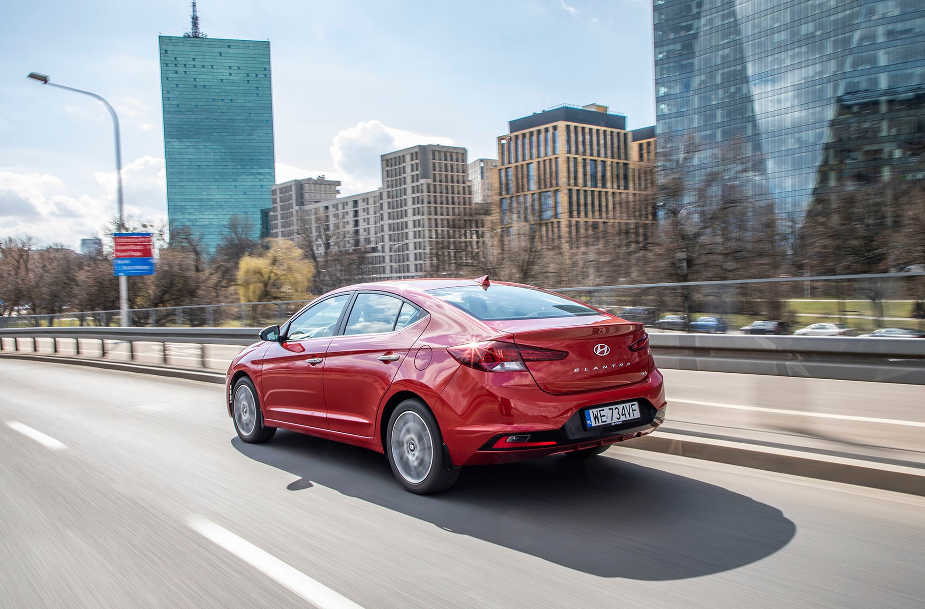 Hyundai Elantra 1.6 MPI 6AT - sedan w stylu azjatyckim