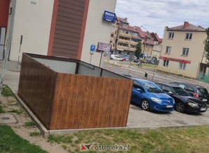 Tego jeszcze nie było. "Parawaning" na parkingu. Ludzie przecierają oczy