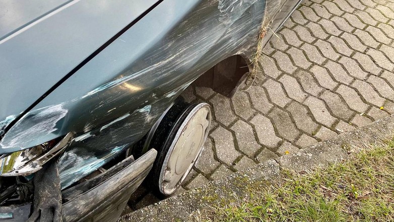 Policyjny pościg w Ożarowie Mazowieckim (woj. mazowieckie) zakończył się dachowaniem