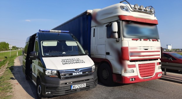 Inspektor wyczuł w kabinie ciężarówki woń alkoholu