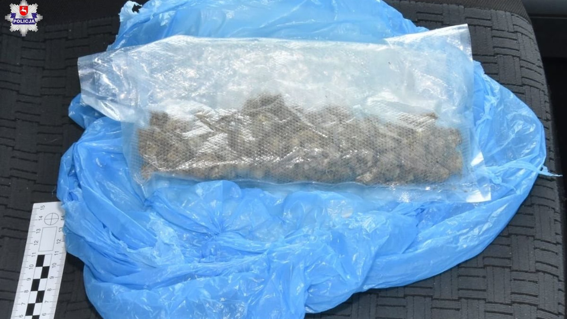 Narkotyki znalezione przez policję w samochodzie, którym uciekał 24-latek