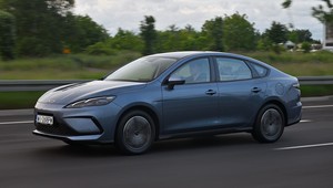 Chińska hybryda z zasięgiem 1050 km i 6-letnią gwarancją. Znam ceny i wyposażenie BYD-a Seal 5 DM-i