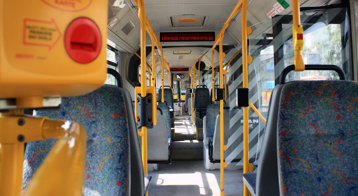 Transport publiczny wielkim przegranym pandemii. Polacy wolą swoje auta
