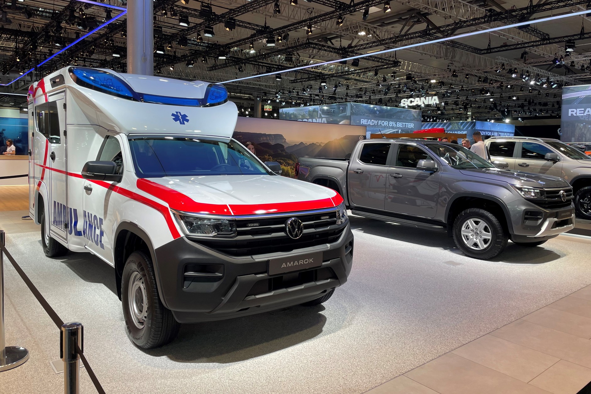 Amarok-ambulans i Amarok w tańszej wersji.