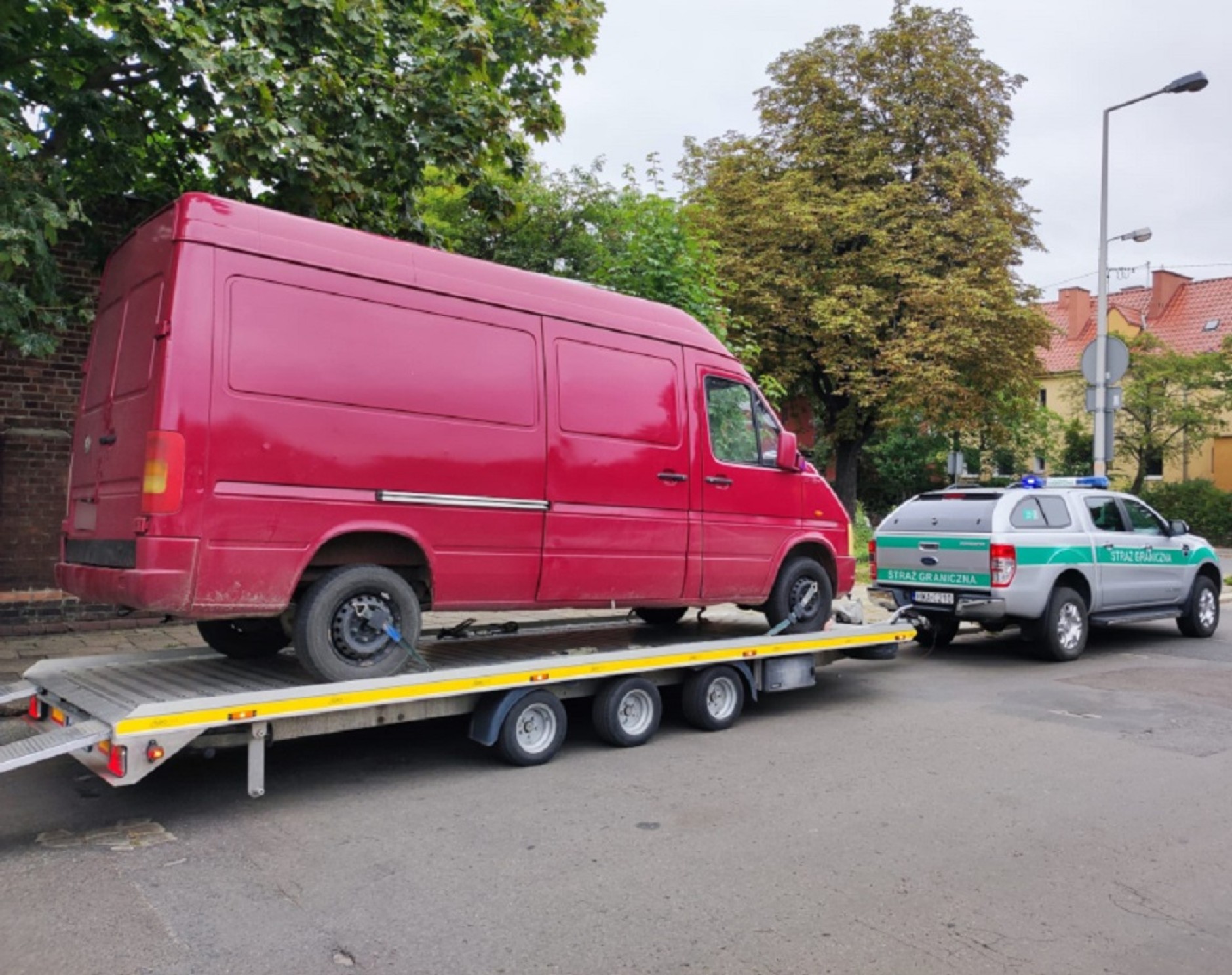 Pojazd "kuriera" i cudzoziemcy zostali przekazani Straży Granicznej