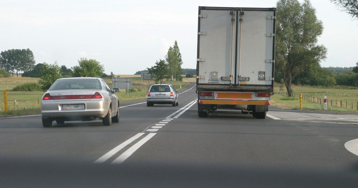  Wyprzedzają przy znaku D-6 i dostają 1500 zł mandatu. Policja poluje na kierowców - Auto Świat