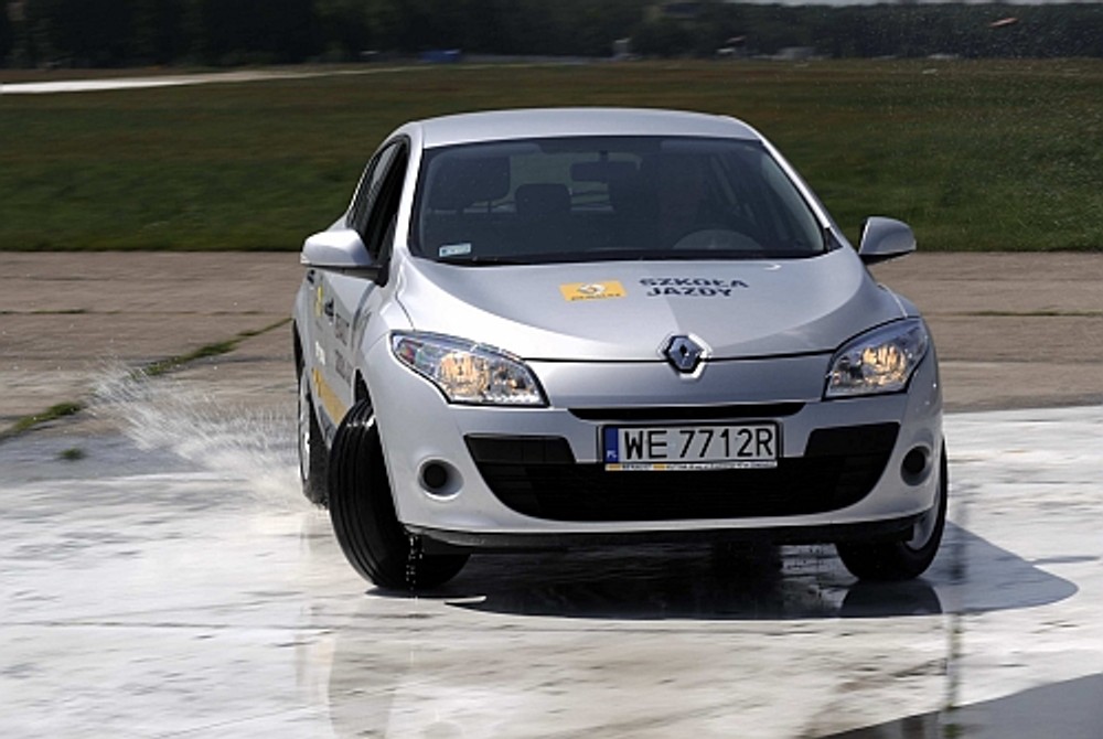 Szkoła Jazdy Renault ostrzega: Podczas odwilży jest mokro i niebezpiecznie