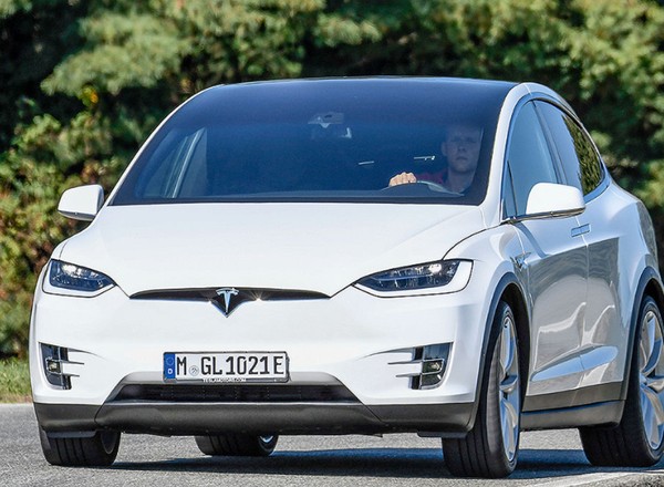 Nikt nie chce używanych elektryków? O te modele Tesli ludzie się biją! "Jeżdżą za darmo"