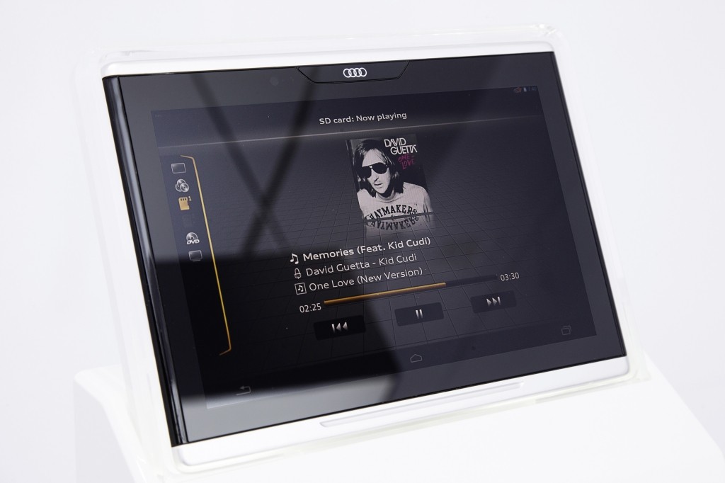 Filmy czy muzykę zapisane w pamięci tabletu Audi SmartDisplay będzie można obejrzeć i posłuchać w samochodzie. I na odwrót.