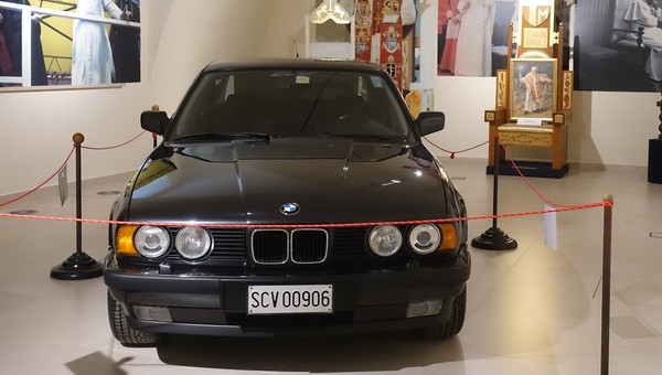 Używane przez papieża BMW serii 5 udostępnione odwiedzającym Jasną Górę