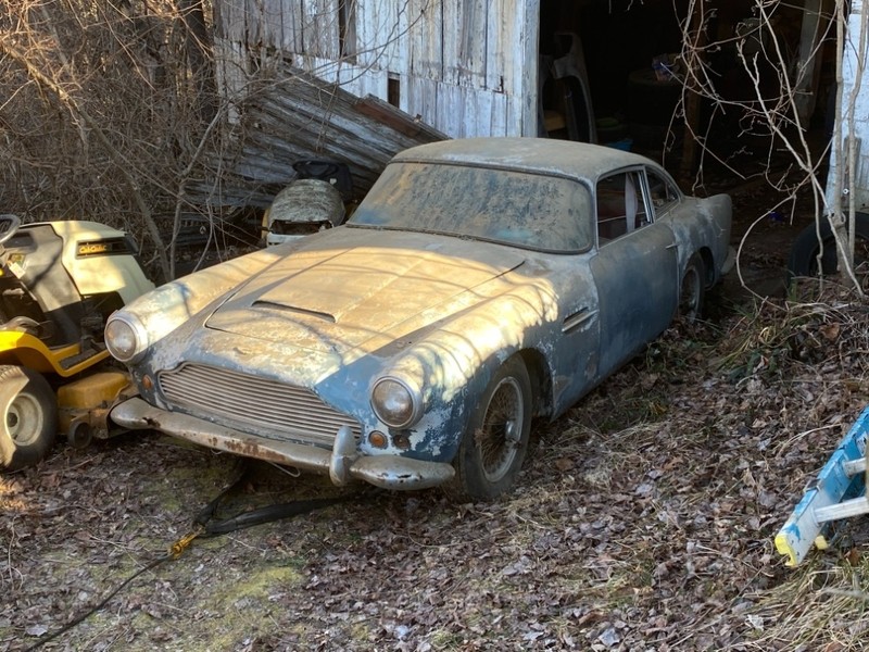 Aston Martin DB4 znaleziony po 30-letnim postoju w stodole
