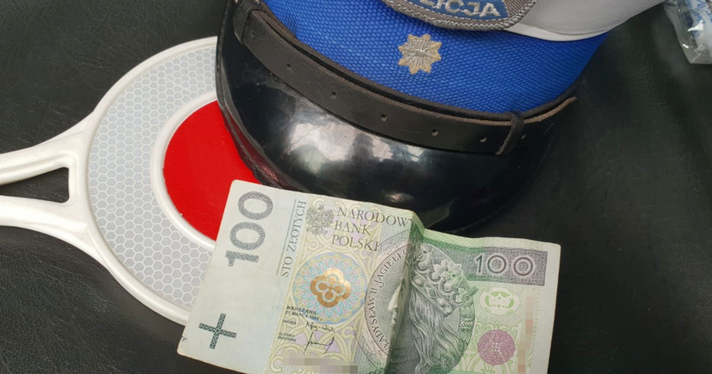 Obraz pochodzący z serwisu https://zawiercie.policja.gov.pl/k30/informacje/wiadomosci/384501,Pijany-kierowca-chcial-przekupic-policjantow.html