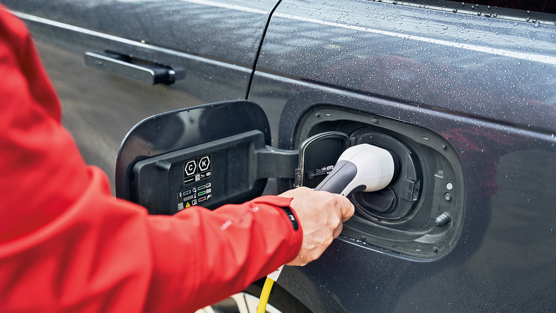 Range Rover Sport P510e ma gniazdko z tyłu po lewej stronie. Range Rover plug-in ładuje się z mocą do 50 kW