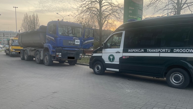 Kierowca wywrotki wysypał przewożony ładunek