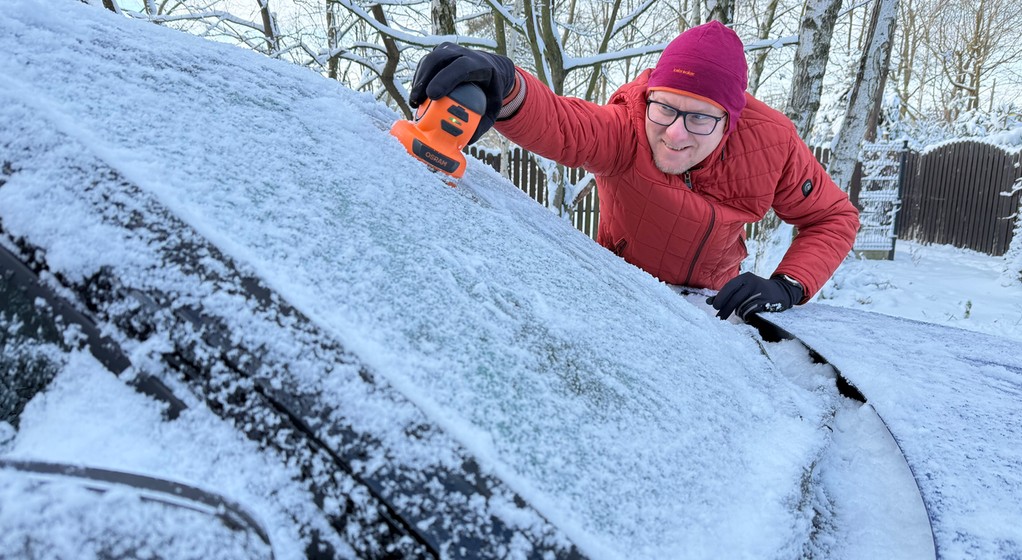 Sprawdziłem, jak działa elektryczna skrobaczka do szyb Osram Ice Scraper
