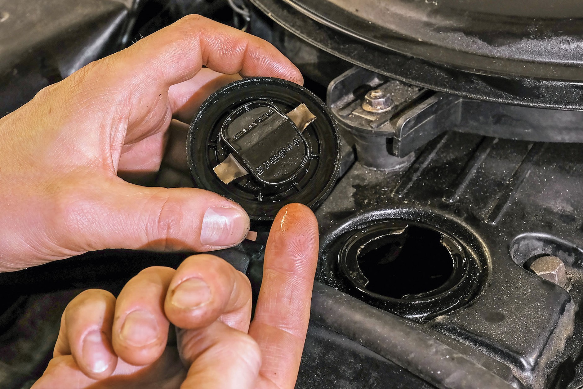 Co nam powie korek wlewu oleju?