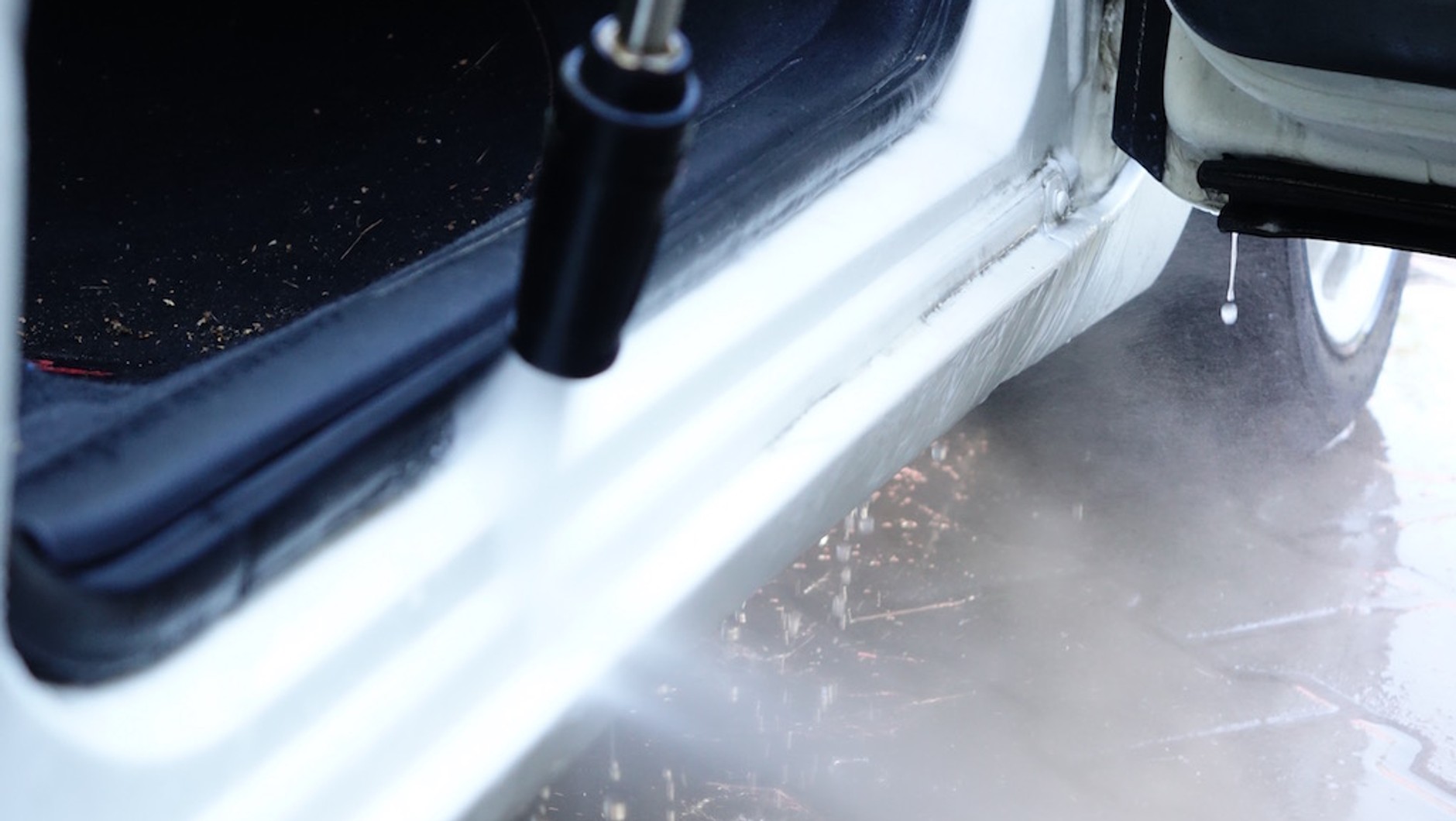 Mycie progów – też można je, przynajmniej wstępnie, spłukać wodą pod ciśnieniem. Ale użycia gąbki z odrobiną szamponu nie unikniemy!