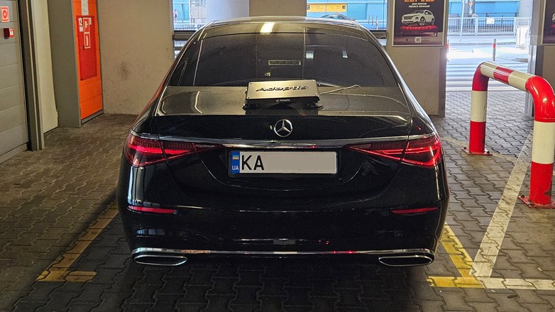Adaptis — adapter zamontowany na bagażniku mercedesa z Ukrainy
