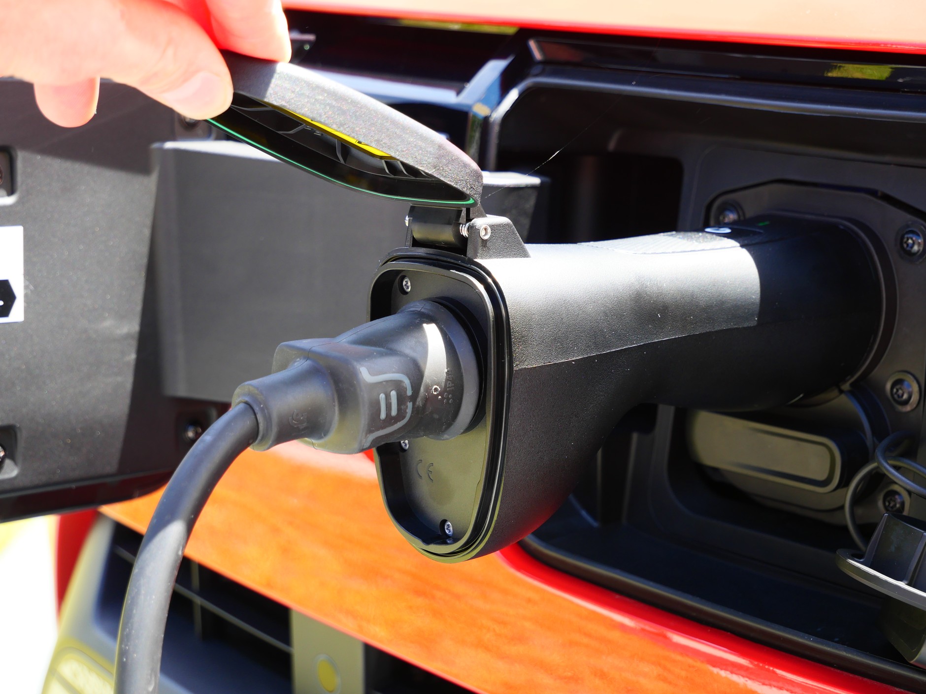 Z Dacii Spring można pobierać prąd i zasilać nim domowe albo biwakowe urządzenia elektryczne