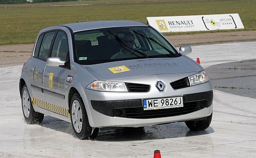 Trenerzy Szkoły Jazdy Renault ostrzegają: Ładna pogoda rozprasza kierowców!