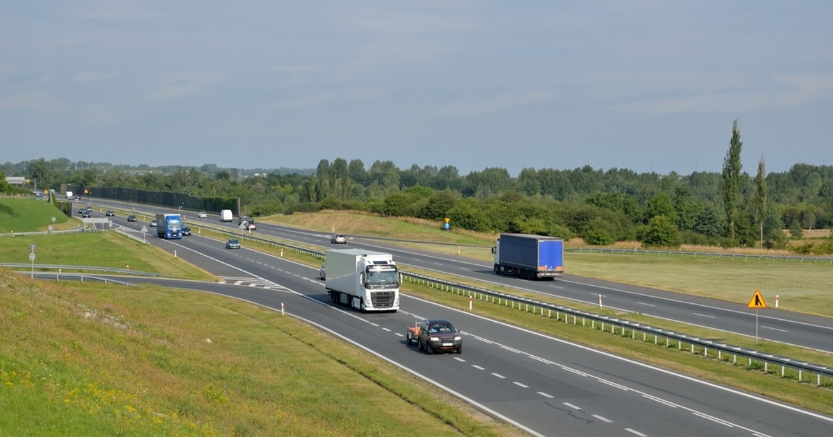 Kierowcy wyprzedzają się na autostradach, mimo że nie mogą. Policja patrzy na nich z góry