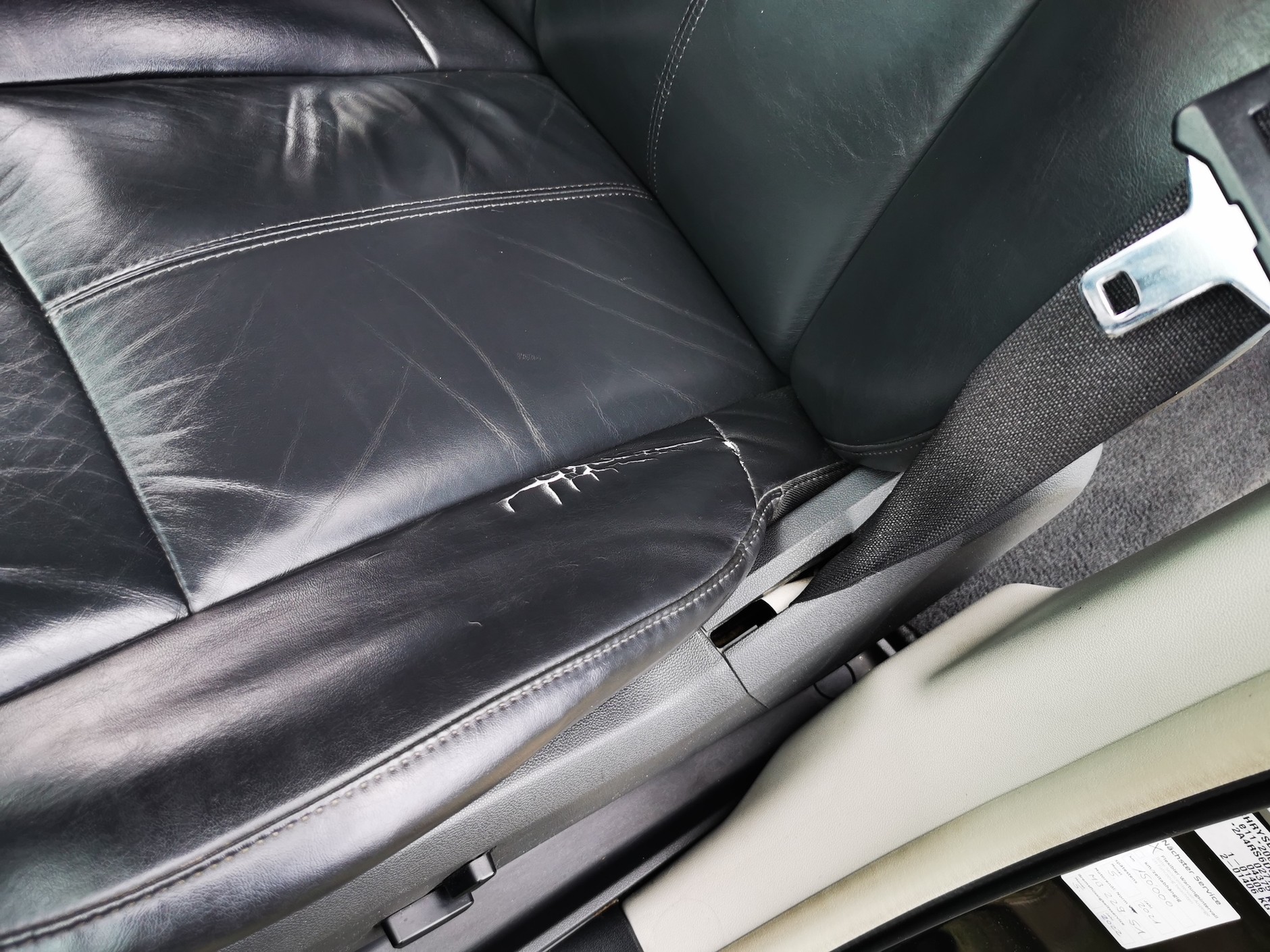 Chrysler numer dwa: jedno z nielicznych zniszczeń w aucie: porwany fotel