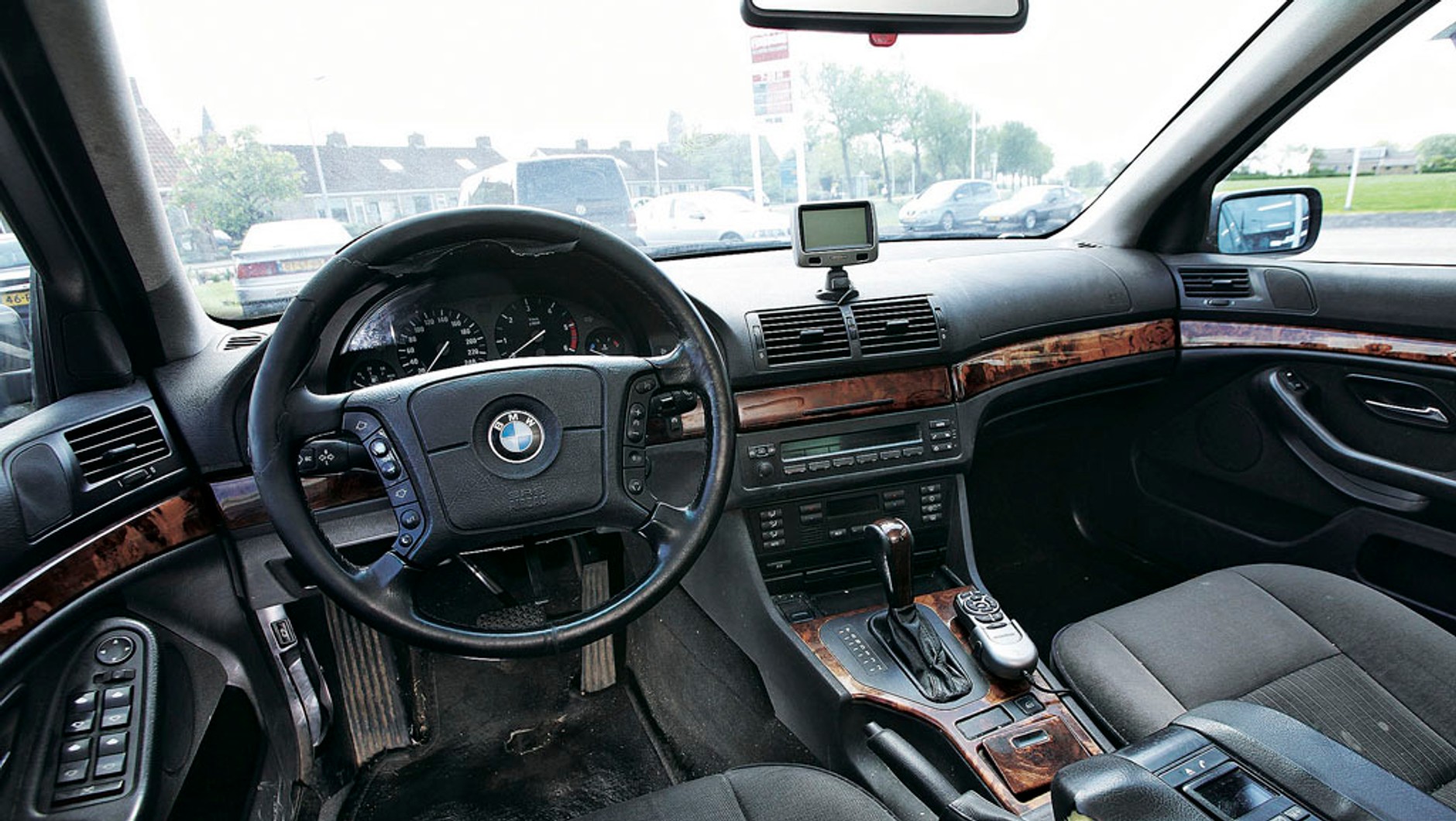 Projekt wnętrza BMW serii 5 (E39) nawet dziś robi niezłe wrażenie. Nieco gorzej wypada trwałość 
wykończenia