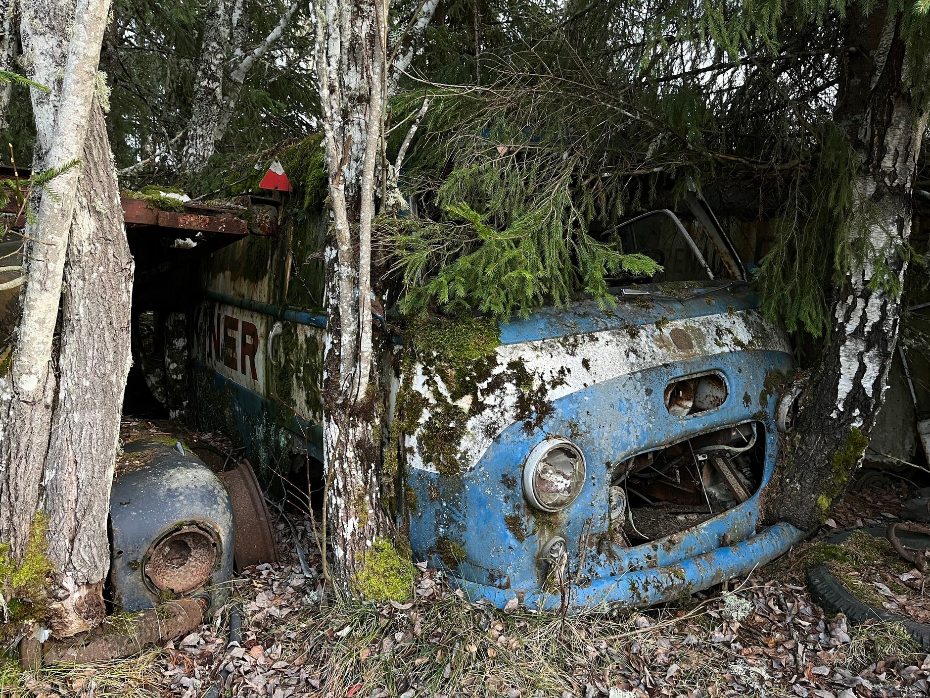 Cmentarzysko samochodów w Bastnas w Szwecji