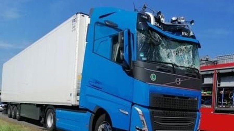 Mężczyzna skoczył z wiaduktu wprost do kabiny pędzącej  ciężarówki