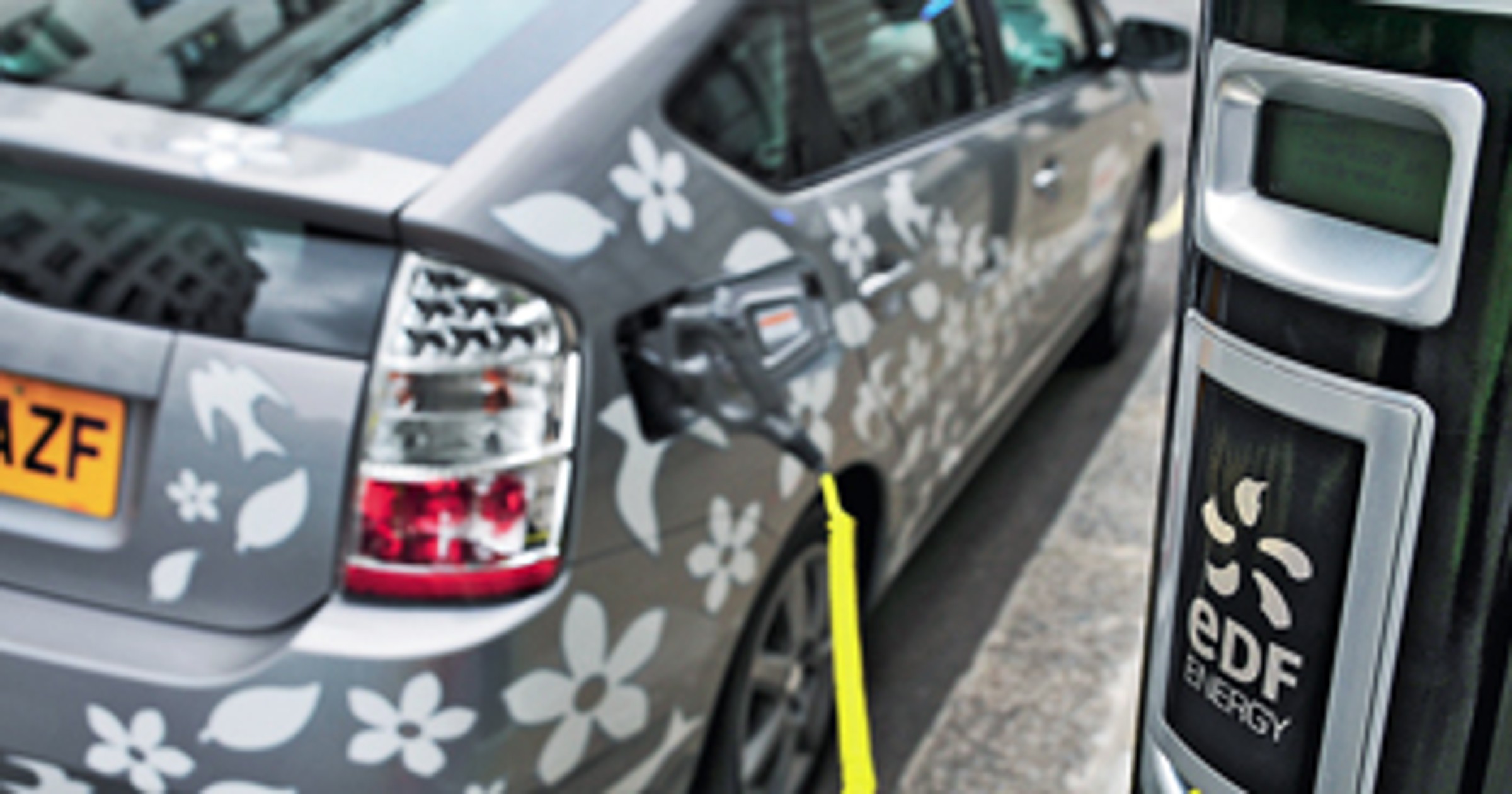 Prius Plug-in tankuje prąd do pełna w półtorej godziny