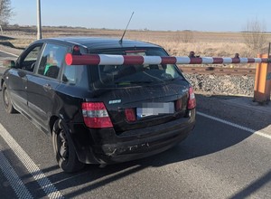 Zlekceważyła znaki i utknęła na przejeździe kolejowym. Dostała wysoki mandat