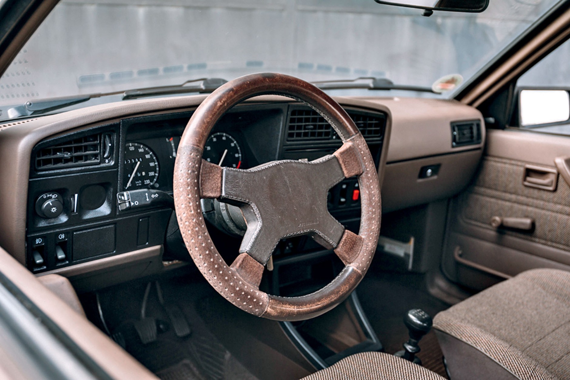 Opel Ascona 1.6i - wyzywająco pochylona