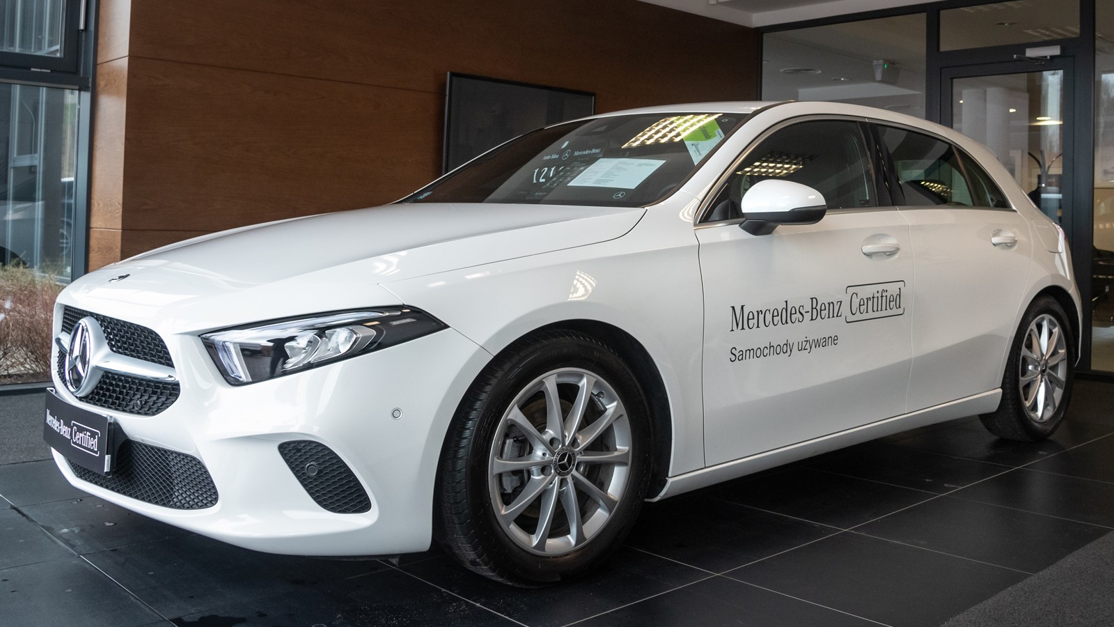 Mercedes A 200, 2018 r., przebieg 11 200 km. Samochód ma 163-konny silnik i 7-biegową skrzynię automatyczną. W wyposażeniu m.in. komfortowa klimatyzacja automatyczna, system parkingowy, reflektory LED High Performance i duże alufelgi. CENA 121 900 zł