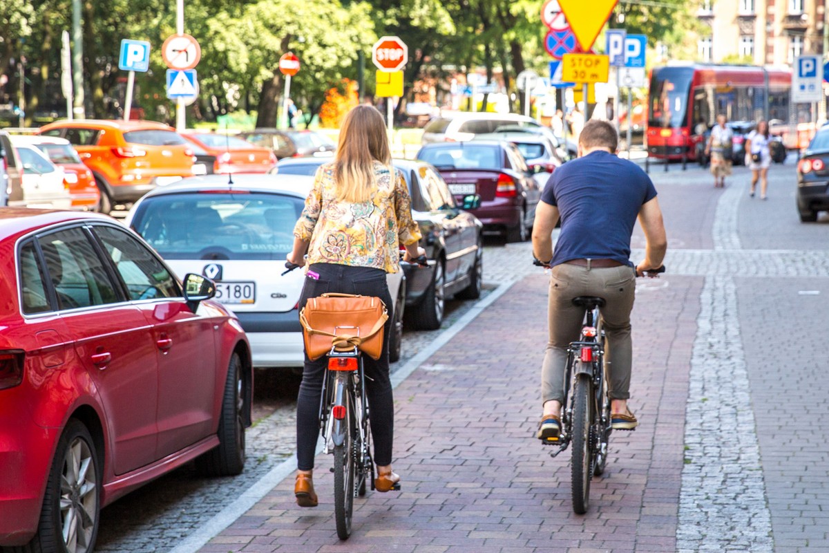 Rowerzyści używają gestów, które będą przydatne dla kierowców. Tak zrozumieją, jakie mają zamiary