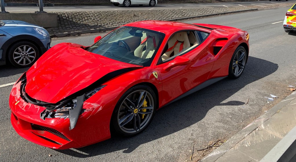 Ferrari 488 GTB rozbite 3 km po zakupie