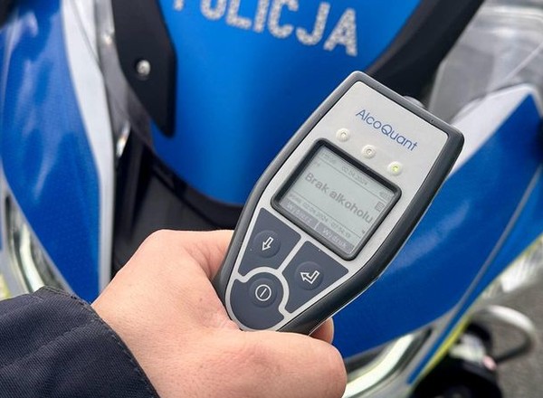 Policjanci zatrzymali motocyklistę. Tablica od innego pojazdu to był początek