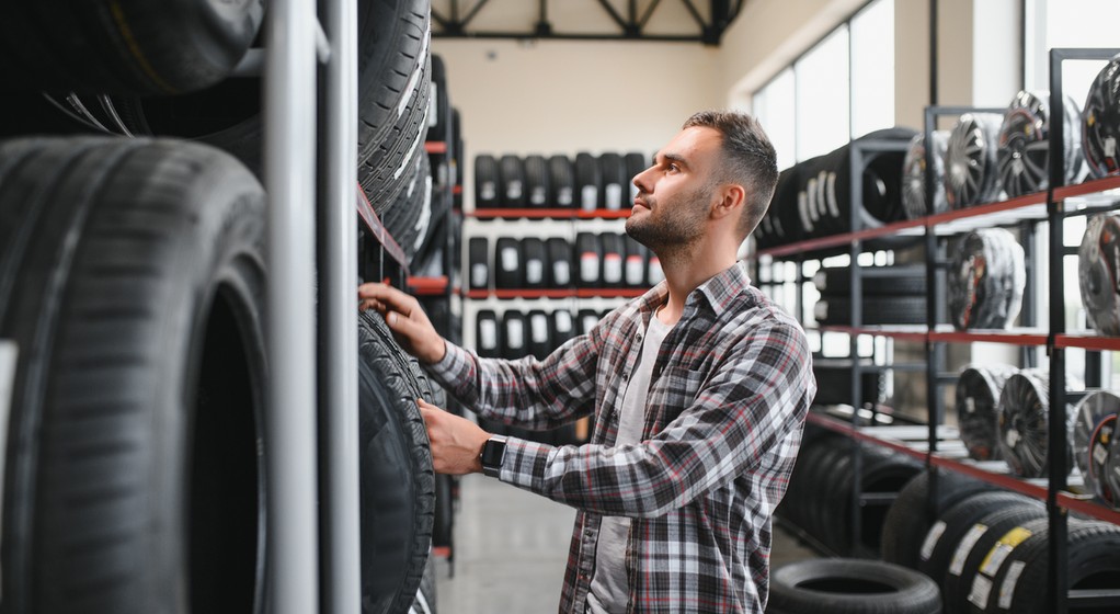 Tanie opony? Mimo że coraz więcej serwisów ma w ofercie tanie opony z Chin i Indii, Polacy coraz chętniej kupują opony marek premium. Sprzedaż tanich opon spada!