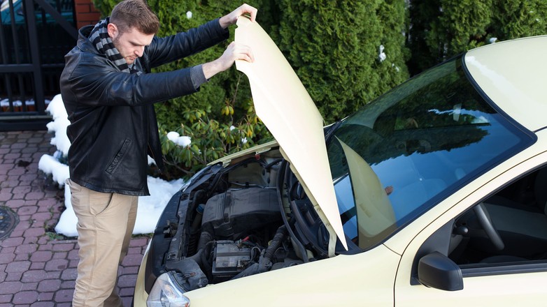 Otwarte wlewy oleju i innych płynów, pozostawione pod maską narzędzia, niedokręcone filtry – typowe,ale przynajmniej bardzo łatwe do usunięcia wpadki mechaników. Ważne, żeby od razu reagować.