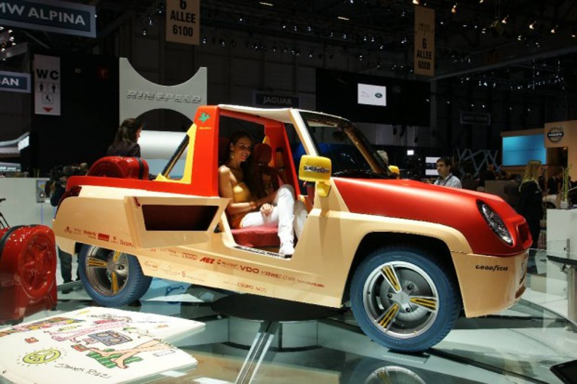 Genewa 2011: dziewczyny i samochody (galeria, wideo)