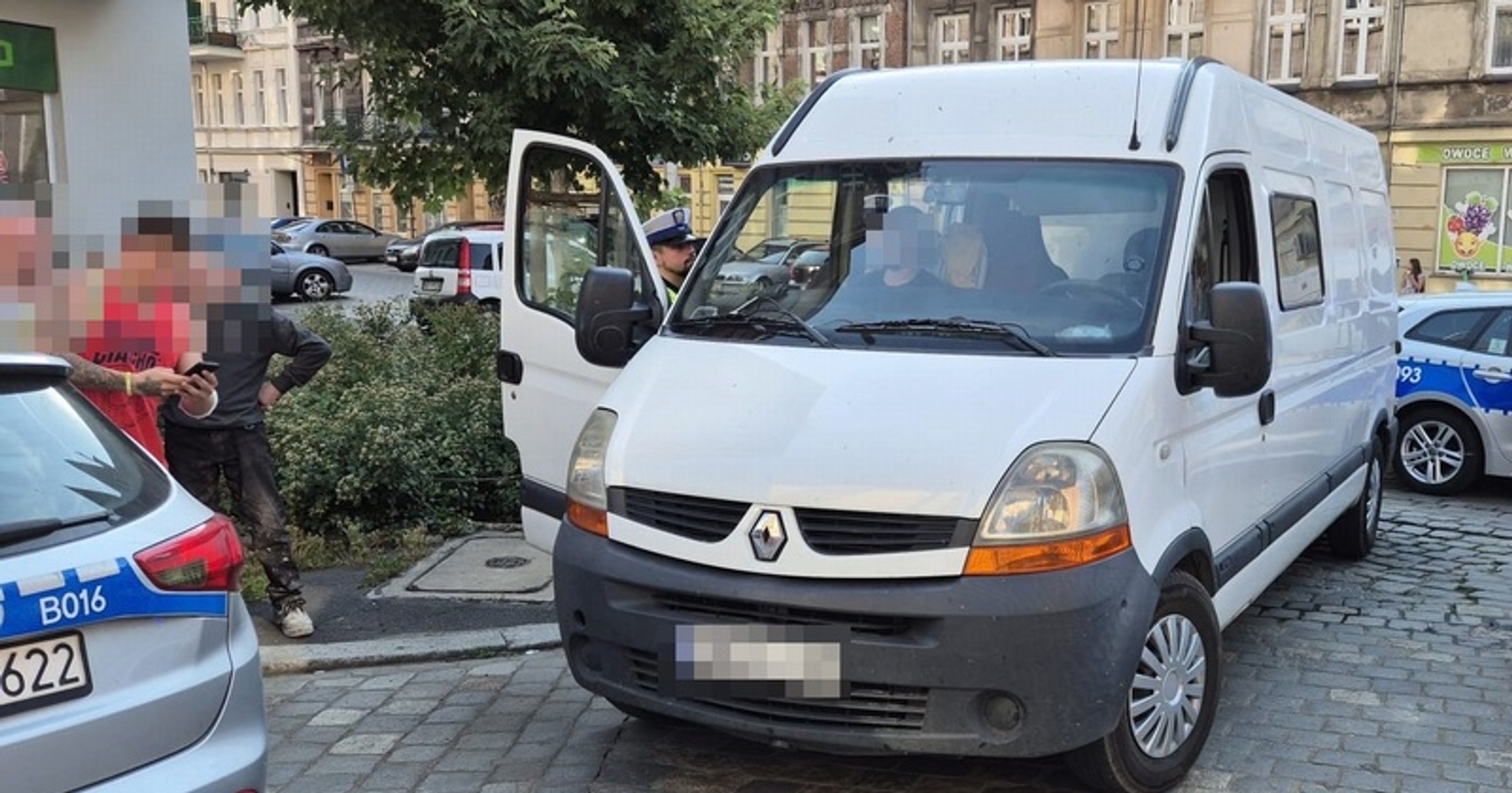 Policjanci zatrzymali busa z budowlańcami do rutynowej kontroli. I worek się rozwiązał
