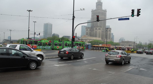 Zapaliło się zielone, a kierowca i tak dostał mandat. Kierowcy źle rozumieją strzałkę w lewo