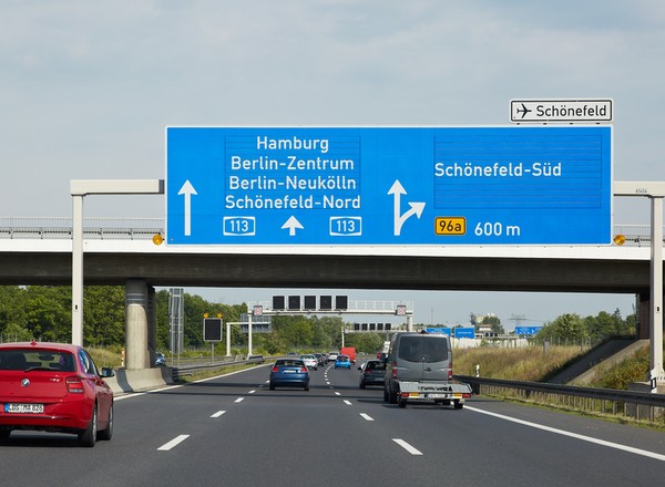 Zablokowali autostradę luksusowymi autami, by porobić sobie zdjęcia...