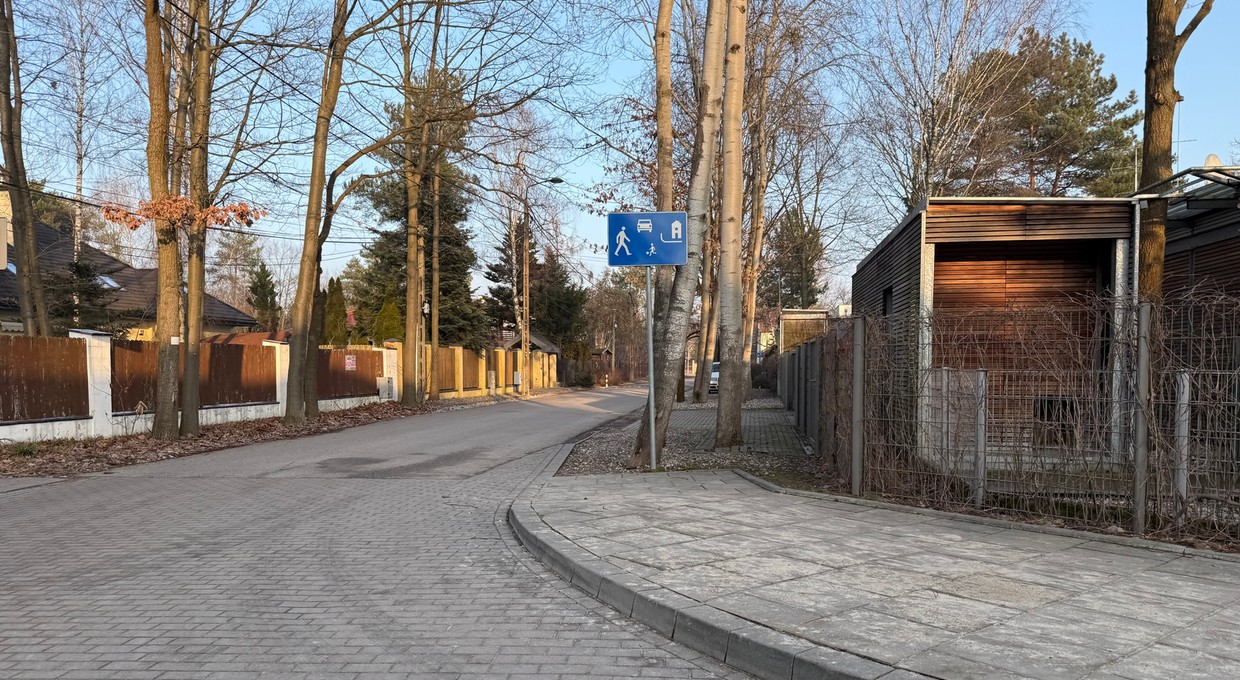 Znak niepozorny, a błąd kosztowny. Nieznajomość przepisów kosztowała go 35 tys.