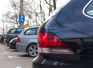 Wyższe opłaty sposobem na wolne miejsca parkingowe