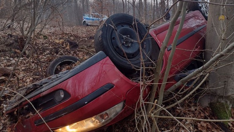 Ucieczka przed policją. Dachowanie w lesie