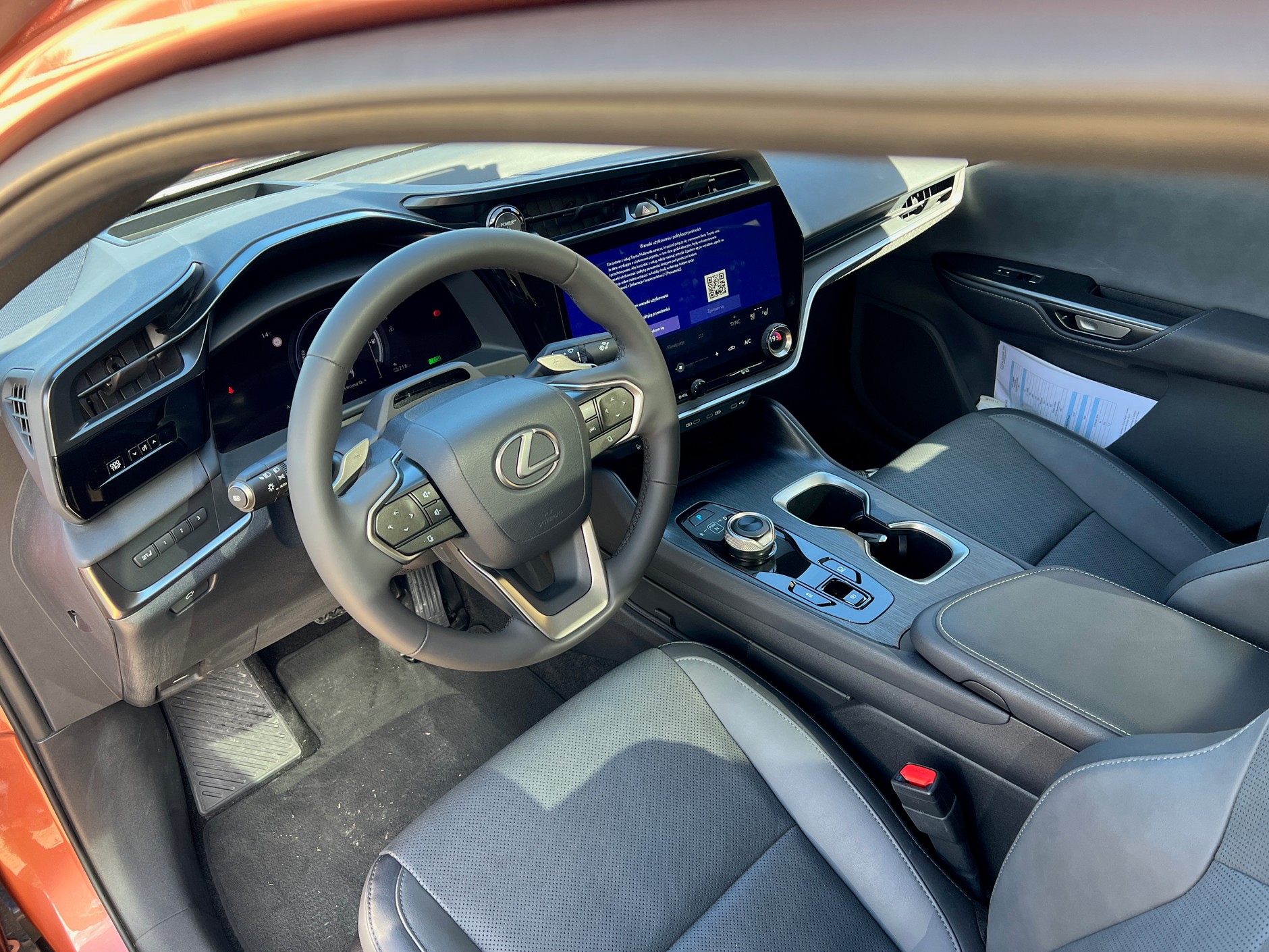 Lexus RZ 450e z normalną kierownicą