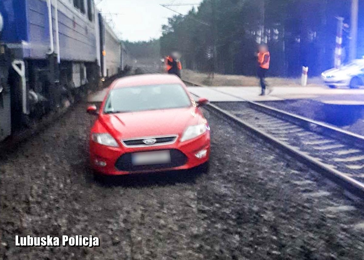 Mondeo cudem nie zahaczyło o przejeżdżający pociąg