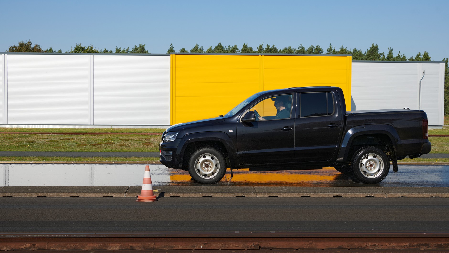 Test opon AT do SUV-ów i terenówek. Hamowanie na mokrym to uch słaba strona