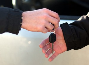 Kupujesz albo sprzedajesz auto? Pamiętaj o tych rzeczach, bo kary są dotkliwe