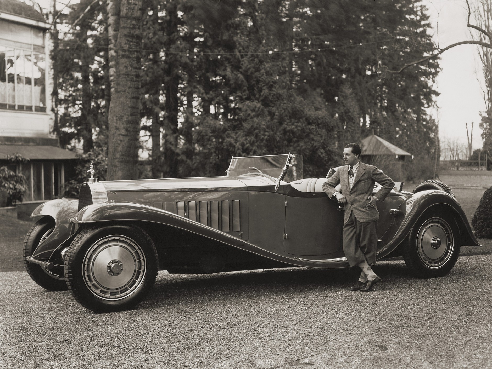 Jean Bugatti na tle monstrualnego T41 Royale (1932)
